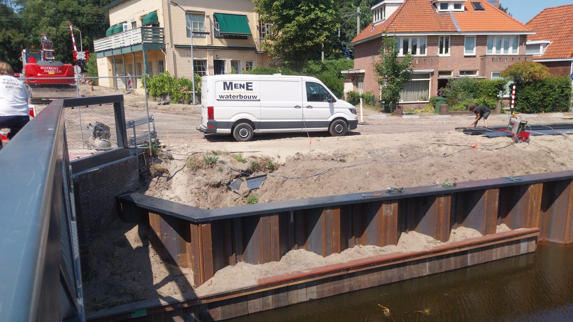 Damwand langs een vaart in Bennebroek met een stalen gording over de volle lengte