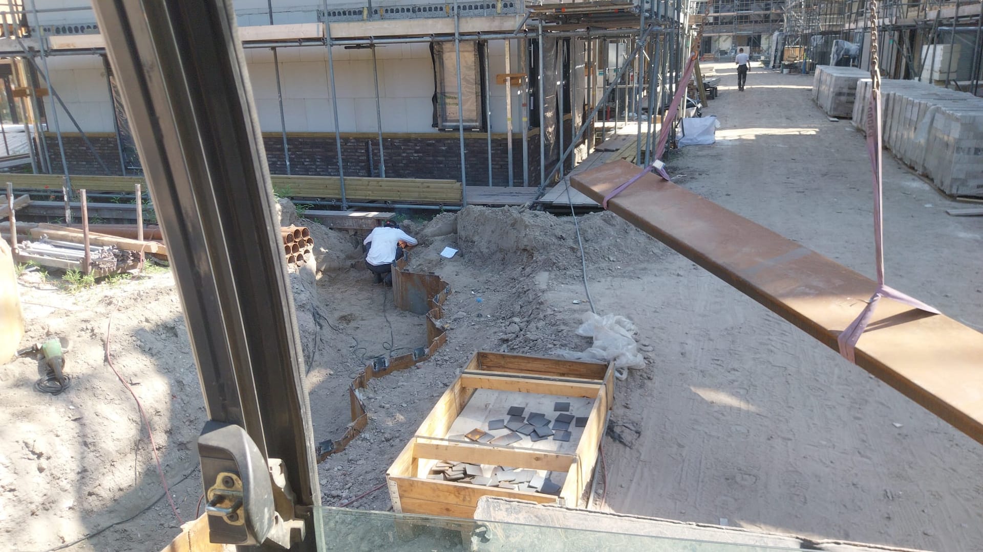 Laswerk aan een stalen profiel in de sleuf op een nieuwbouwlocatie in Muiden